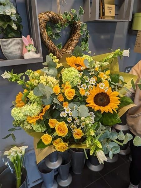 Solana A beautiful collection of Sunflowers and Roses